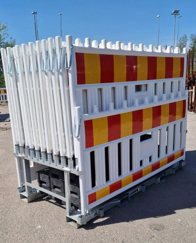 40 meetrit valget ehitusplatsi piirdeaeda koos kombineeritud tellingute ja postamentidega